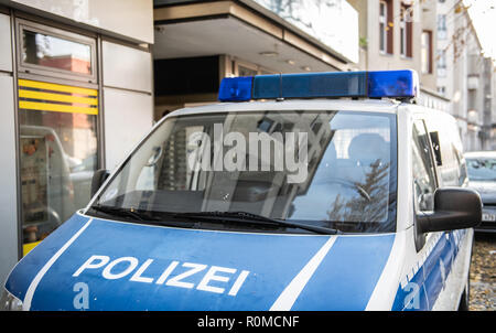 Berlin, Germany. 06th Nov, 2018. The Federal Police's emergency vehicles are parked in front of a building on Berliner Strasse in Berlin-Reinickendorf. Federal police in Berlin and Brandenburg have arrested four main suspects during a large-scale operation against a suspected gang of smugglers. (to dpa 'Large-scale deployment against suspected band of smugglers - four arrests' of 06.11.2018) Credit: Paul Zinken/dpa/Alamy Live News Stock Photo