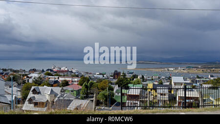 Ushuaia, Argentina. 09th Feb, 2018. Houses with view to the harbour (l) and the airport of Ushuaia. Ushuaia is the capital of the Argentine province Tierra del Fuego ('Tierra del Fuego') and is the southernmost city of Argentina on the Beagle Channel. (to dpa 'Winter games at the end of the world: Tierra del Fuego as Olympic alternative?' from 05.11.2018) Credit: Holger Hollemann/dpa/Alamy Live News Stock Photo