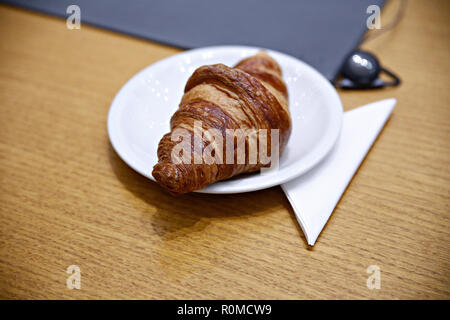 Brussels, Belgium. 6th Nov. 2018. A fresh croissant on plate during an Economic and Financial (ECOFIN) Affairs Council meeting.  Alexandros Michailidis/Alamy Live News Stock Photo