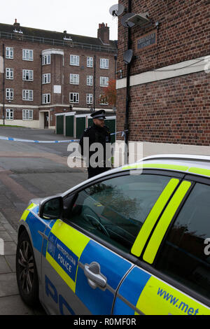 London, UK. 6th Nov 2018. Police at the entrance to a crime-scene at Greenleaf Close on the Tulse Hill housing estate in Lambeth, where an as-yet-un-named 16-year-old boy was stabbed on the evening of 5 November, part of a recent rise in knife crime in London. Credit: Anna Watson/Alamy Live News Stock Photo