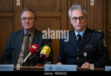 Berlin, Germany. 06th Nov, 2018. Thomas Striethörster (r), head of the Federal Police for Berlin and Brandenburg, speaks at a press conference about a raid by the Federal Police against alleged smugglers. Next to him is Jörg Raupach, head of the public prosecutor's office. Berlin investigators have succeeded in striking a considerable blow against the smuggling of illegal immigrants. Four main suspects were arrested during the largest deployment of the Federal Police in the capital to date against illegally smuggled foreigners. Credit: Paul Zinken/dpa/Alamy Live News Stock Photo