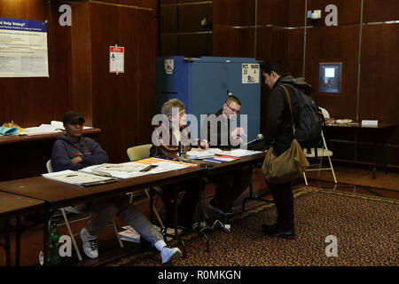 Chicago, USA. 06th Nov, 2018.  A voter is seen in a polling station in Chicago, the United States, on Nov. 6, 2018. U.S. voters began to cast their ballots in the midterm elections as the first polling stations opened Tuesday morning. Credit: Wang Ping/Xinhua/Alamy Live News Stock Photo