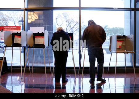 Chicago, USA. 06th Nov, 2018.  Voters cast their ballots in a polling station in Chicago, the United States, on Nov. 6, 2018. U.S. voters began to cast their ballots in the midterm elections as the first polling stations opened Tuesday morning. Credit: Wang Ping/Xinhua/Alamy Live News Stock Photo