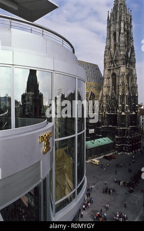 Wien, Haas Haus und Stephansdom 1990 - Vienna, Haas House and St Stephens Cathedral 1990 Stock Photo