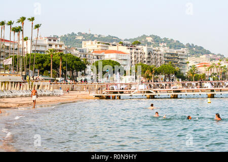 Plage Publique (public beach), Cannes, Côte d'Azur, Alpes-Maritimes ...