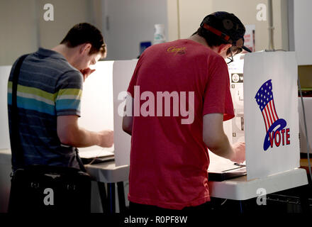 Los Angeles, USA. 06th Nov, 2018. Voters cast their votes. In the midterm elections, all 435 seats are allocated in the House of Representatives and 35 of the 100 seats in the Senate. Credit: Britta Pedersen/dpa-Zentralbild/dpa/Alamy Live News Stock Photo