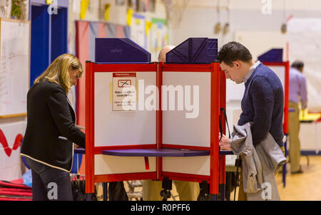 Arlington, Virginia, USA. 6th November, 2018. People cast their votes during midterm voting, at Key School. Rob Crandall/Alamy Live News Stock Photo