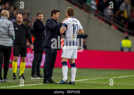 Wembley Stadium, London, UK. 6th November, 2018. Mauricio Pochettino manager of Tottenham Hotspur talks to Harry Kane of Tottenham Hotspur during the UEFA Champions League Group Stage match between Tottenham Hotspur and PSV Eindhoven at Wembley Stadium, London, England on 6 November 2018. Photo by Salvio Calabrese. Credit: UK Sports Pics Ltd/Alamy Live News Stock Photo