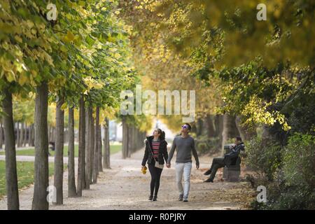 Brussels, Belgium. 6th Nov, 2018. People walk in Brussels Park in Brussels, Belgium, Nov. 6, 2018. People went outdoors to enjoy autumn scenery in Brussels recently. Credit: Zheng Huansong/Xinhua/Alamy Live News Stock Photo