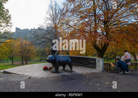 Edinburgh, Scotland, UK. 6th November, 2018. Tourist to homeles enjoy a mild  autumn day with bright skys and mild evening. Credit: Clifford Norton/Alamy Live News Stock Photo