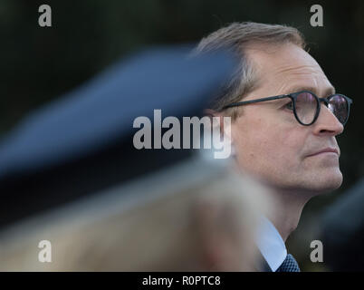 Berlin, Germany. 06th Nov, 2018. Michael Müller (SPD), Governing Mayor of Berlin, stands behind a policewoman. Credit: Soeren Stache/dpa/Alamy Live News Stock Photo