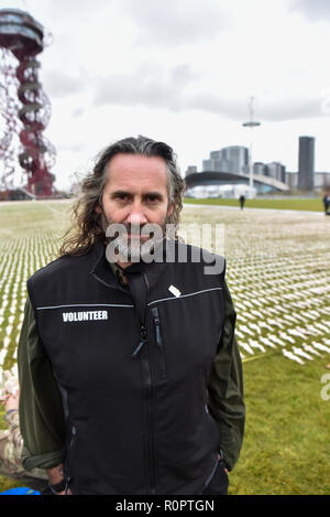 Queen Elizabeth Olympic Park, London, UK. 7th November 2018. World War 1 artist Rob Heard and his installation Shrouds of the Somme The Shrouds of the Somme WW1 installation, 72,396 figures are laid out by volunteers and members of the 1 Royal Anglian Regiment at the Queen Elizabeth Olympic Park. Credit: Matthew Chattle/Alamy Live News Stock Photo