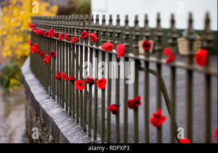 Bishopsteignton Village, South Devon. 7th Nov 2018. Bishopsteignton Village have come together with community groups including the local school, Scouts and Brownies to knit and crochet over 2,500 poppies to mark the end of World War 1. The poppies are adorning railings, gates and even bollards through the village to create a striking display to commemorate the 100 years since the end of WW1. Credit: Vicki Gardner/Alamy Live News Credit: Vicki Gardner/Alamy Live News