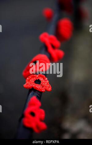 Bishopsteignton Village, South Devon. 7th Nov 2018. Bishopsteignton Village have come together with community groups including the local school, Scouts and Brownies to knit and crochet over 2,500 poppies to mark the end of World War 1. The poppies are adorning railings, gates and even bollards through the village to create a striking display to commemorate the 100 years since the end of WW1. Credit: Vicki Gardner/Alamy Live News Credit: Vicki Gardner/Alamy Live News