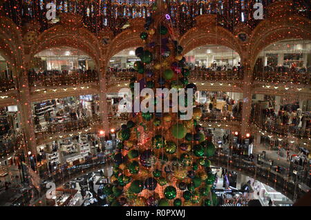 Paris, France. 7th Nov 2018. Christmas Tree of the Galeries Lafayette in Paris 9th district. 7 november 2018.  ALPHACIT NEWIM / Alamy Live News Stock Photo