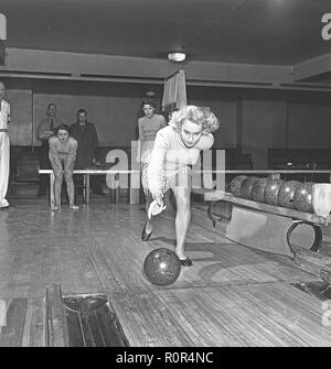 Bowling in the 1950s. Actress Ullacarin Rydén pictured when bowling for ...