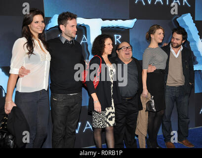 Dany DeVito   Rhea Perlman  cast of It's always Sunny in Philadelphia  83  - Avatar Los Angeles Premiere at the Chinese Theatre In Los Angeles.        Stock Photo