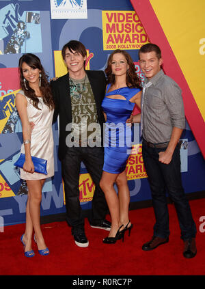 Spectacular cast: Nolan Funk, Tammin Sursok, Victoria Justice and Simon Curtis - MTV - vma Awards 2008 on the Paramount Lot  In Los Angeles.  full len Stock Photo