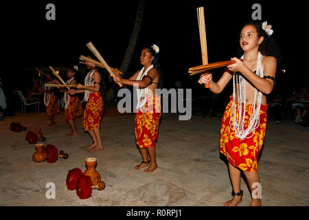 Einheimische Mädchen beim traditionellen Tanz, Palau, Mikronesien | Local dancing women, Palau, Micronesia