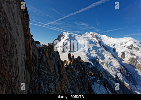 Aiguille du Midi, Chamonix, south-east France, Auvergne-Rhône-Alpes. Sunny views from cable car station towards Mont Blanc and Dôme du Goûter. Stock Photo