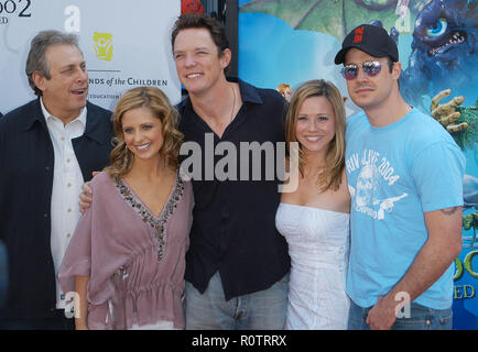 The cast the director Raja Gosnell, Sarah Michelle Gellar, Matthew Lillard, Linda Cardellini and Freddie Prinze Jr  at the premiere of Scooby-Doo 2 at Stock Photo