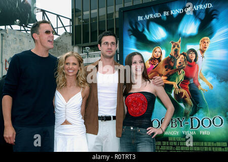 The cast of Scooby Doo, Matthew Lillard, Sarah Michelle Gellar, Freddie Prinze Jr and Linda Cardellini pose at the premiere of ' Scooby Doo ' at the C Stock Photo