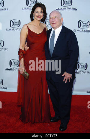 Linda Carter and Ed Asner arriving at the TV Land Awards, A Celebration of Classic TV at the Hollywood Palladium in Los Angeles. March 7, 2004.        Stock Photo