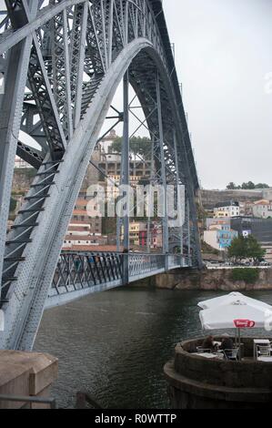 Puente sobre el río Duero. Oporto, Portugal. Stock Photo