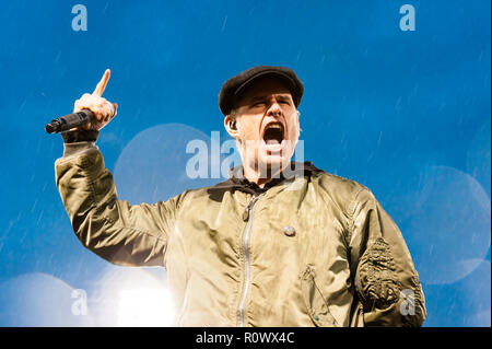 Al Barr, lead singer for the Boston band the Dropkick Murphys, belting out  a song in the rain at a concert at Fenway Park Stock Photo - Alamy