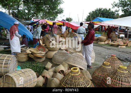 People making fishing box by bamboo sticks for sale at Kaikkarateke weekly  market, Narayanganj district in Bangladesh Stock Photo - Alamy