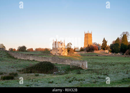 East Banqueting House and Saint James Church in the autumn light at sunrise. Chipping Campden, Gloucestershire, Cotswolds, England Stock Photo