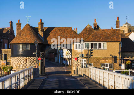 England, Kent, Thanet, Sandwhich, The Barbican Gate 15th century Gatehouse and Town Skyline Stock Photo