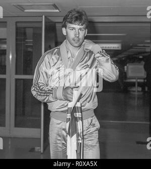 Footballer Bryan Robson arriving at Heathrow with an injured arm in March 1986. Stock Photo
