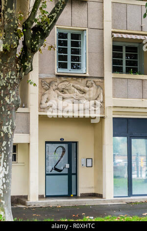 Cubist reliefs, Cité du Port-Garaud, Modernist apartment block by Joachim & Pierre Gérard, 1958, Avenue Maurice Hauriou, Toulouse,Occitanie, France Stock Photo