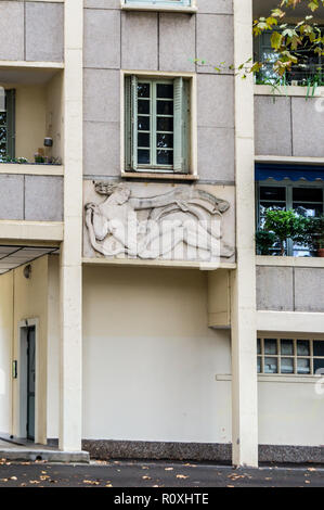 Cubist relief by P.Gelis, Cité du Port-Garaud, Modernist apartments, Joachim & Pierre Gérard, 1958, Avenue Maurice Hauriou, Toulouse,Occitanie, France Stock Photo