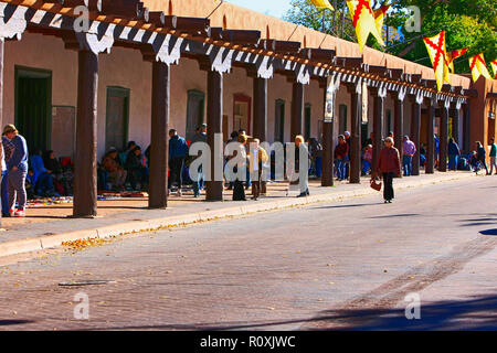 People at the famous Indian Market in the recess of the Palace of the Governors in the Plaza of Santa Fe, New Mexico USA Stock Photo