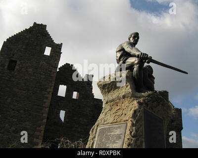 The War Menorial on front of the ruin of MacLellan's Castle in  Kirkcudbright, Dumfries and Galloway, SW Scotland Stock Photo