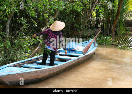 Canoe on a backwater canal in the Mekong Delta, Tân An Thượng, Tân Thạch, Châu Thành, Bến Tre, Viet Nam Stock Photo