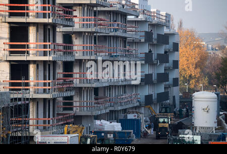 Berlin, Germany. 07th Nov, 2018. A scaffold stands at a shell of new apartments in Schöneberg. Lack of housing is a big problem in Berlin. According to a study commissioned by the German Social Association, the poor must also spend significantly more on housing than the normally paid and the rich, measured against household income. Credit: Bernd von Jutrczenka/dpa/Alamy Live News Stock Photo