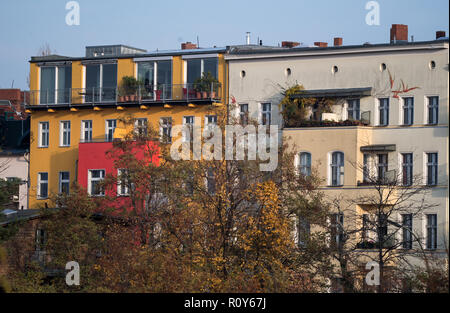 Berlin, Germany. 07th Nov, 2018. A scaffolding stands at a shell next to already finished new apartments in Kreuzberg. Lack of housing is a big problem in Berlin. According to a study commissioned by the German Social Association, the poor must also spend significantly more on housing than the normally paid and the rich, measured against household income. Credit: Bernd von Jutrczenka/dpa/Alamy Live News Stock Photo
