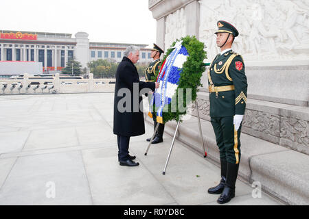 Beijing, China. 8th Nov, 2018. Cuban President Miguel Diaz-Canel lays a wreath at the Monument to the People's Heroes at the Tian'anmen Square in Beijing, capital of China, Nov. 8, 2018. Credit: Liu Bin/Xinhua/Alamy Live News Stock Photo