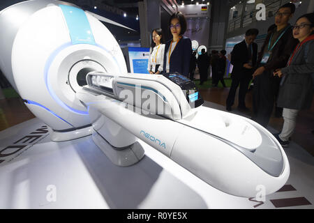 (181108) -- SHANGHAI, Nov. 8, 2018 (Xinhua) -- Visitors view a MRI scanner for infants at the Medical Equipment & Health Care Products area of the first China International Import Expo (CIIE) in Shanghai, east China, Nov. 8, 2018.  (Xinhua/Han Yuqing) (zyd) Stock Photo