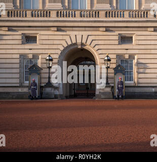 Buckingham Palace, London, UK. 8 November, 2018. The Royal Canadian Regiment on guard duty at Buckingham Palace in early morning sunlight. Credit: Malcolm Park/Alamy Live News. Stock Photo