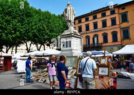 Weekly market in Piazza del Giglio, in the center the statue of Giuseppe Garibaldi. Lucca, Province of Lucca, Tuscany, Italy, Europe Stock Photo