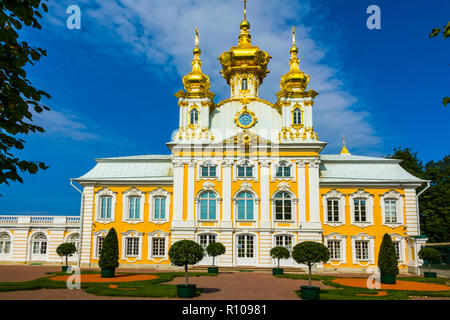 The Grand Palace and Grand Cascade of the Peterhof Palace and grounds and gardens, Petergof St Saint Petersburg, Russian Sankt Peterburg, formerly (19 Stock Photo