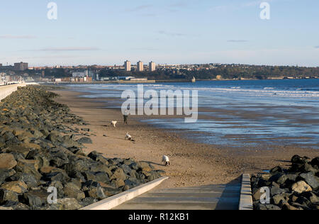 Seafield beach and Kirkcaldy seafront, Kirkcaldy, Scotland Stock Photo ...