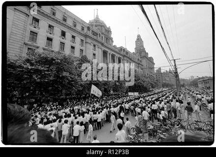 China Shanghai a few days after the massacre in Tiananmen Square in June 1989. Scans made in 2018 Students march along the Bund in Shaghai in protest at the deaths of fellow students in Beijing. Stock Photo