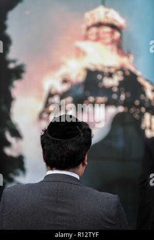 Berlin, Berlin, Germany. 8th Nov, 2018. A Berlin Jew seen during the commemorative path in remembrance of the pogroms after 80 years.Commemoration ceremony of the November Pogroms of 1938, between November 7 and 13, 1938, about 400 people were murdered or driven into suicide by Nazis. During the commemoration, wreaths were laid at the Holocaust Memorial and the names of 55,696 murdered Berlin Jews were read aloud. Credit: Markus Heine/SOPA Images/ZUMA Wire/Alamy Live News