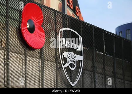 Emirates Stadium, London, UK. 8th Nov, 2018. UEFA Europa League football, Arsenal versus Sporting Lisbon; Giant poppy displayed next to the Arsenal crest outside the Emirates Stadium to mark Remembrance Sunday on the 11th November Credit: Action Plus Sports/Alamy Live News Stock Photo