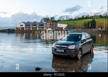 Bantry, West Cork, Ireland. 8th Nov, 2018. Despite the day being dry and calm, Bantry Quays still flooded this evening as a prelude to tomorrow's forecast yellow wind warning for Munster. Credit: Andy Gibson/Alamy Live News. Stock Photo